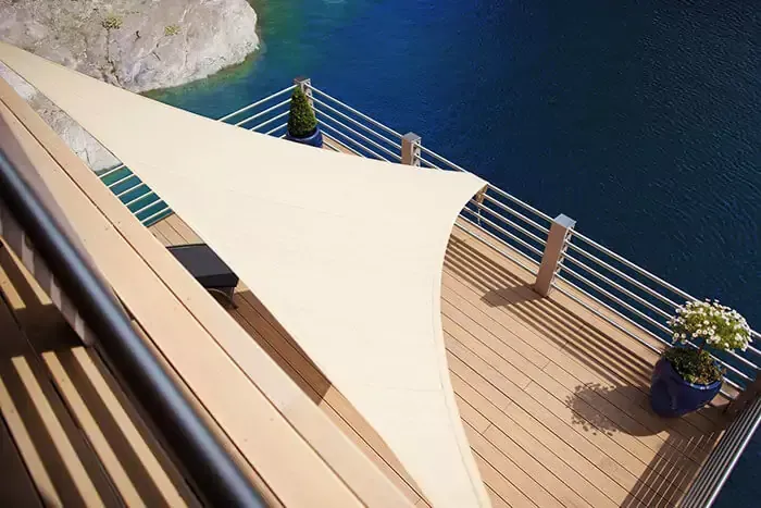 Terrasse mit elegantem Sonnenschirm