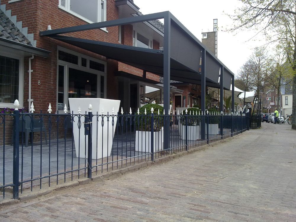 Mann arbeitet an einem Glasdach