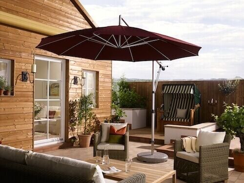 Terrasse mit elegantem Sonnenschirm