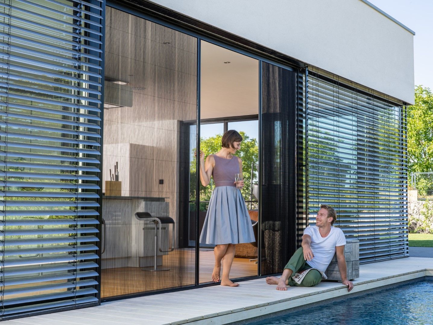 Weißes Jalousien vor einem Fenster