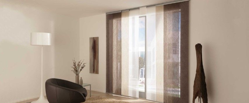 Fenster mit Jalousien