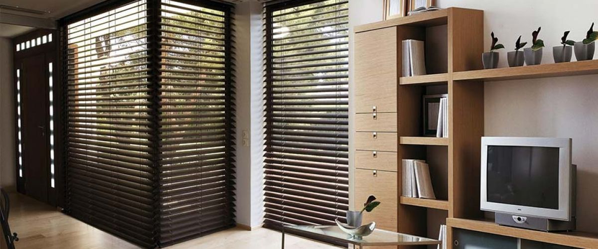 Fenster mit Jalousien