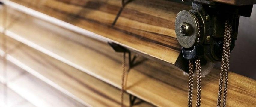 Fenster mit Jalousien