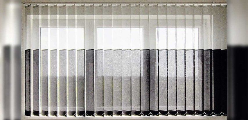 Fenster mit Jalousien