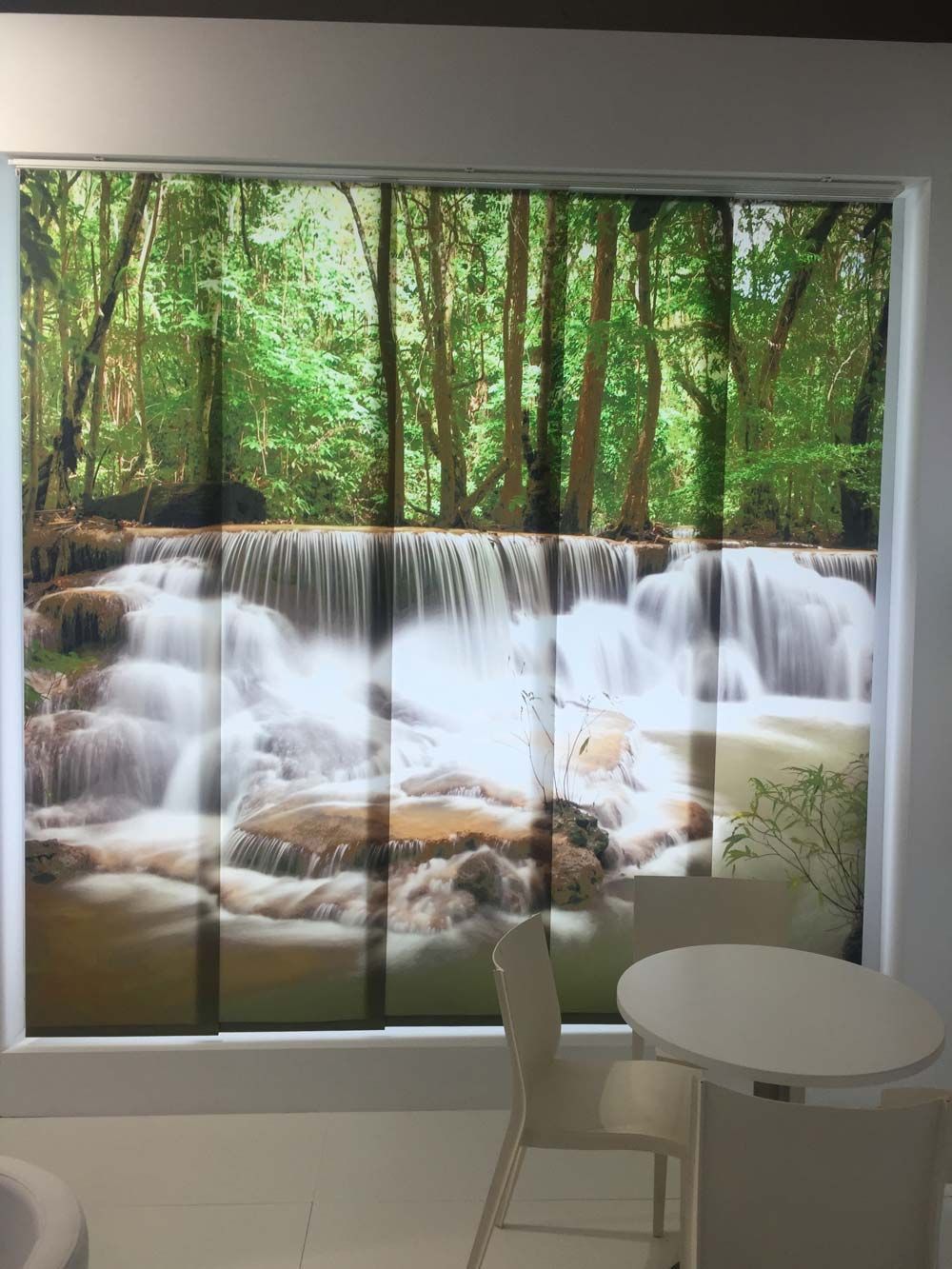 Fenster mit Jalousien