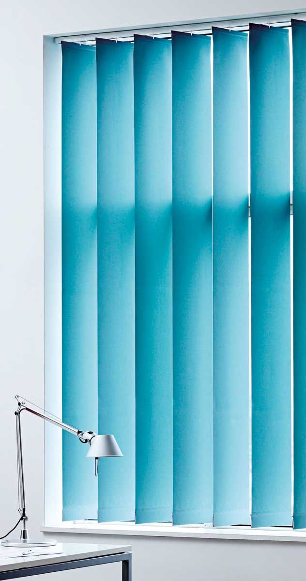 Fenster mit Jalousien