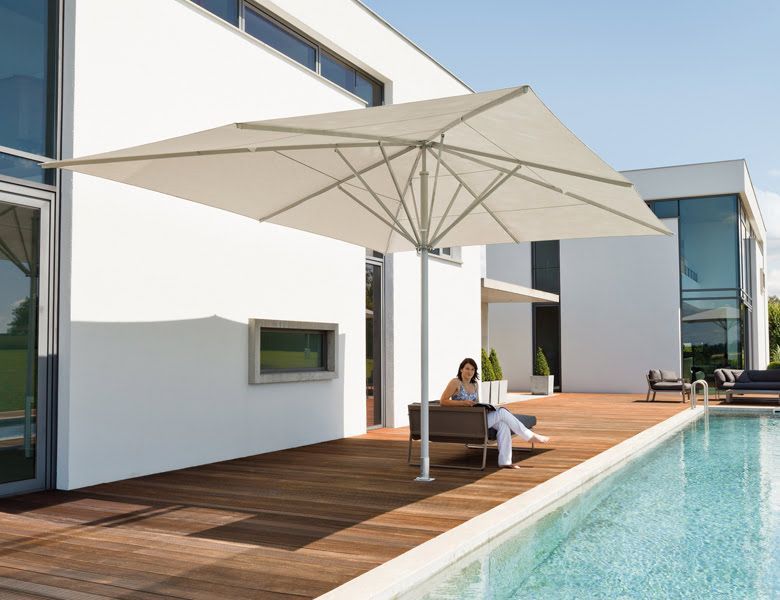 Terrasse mit elegantem Sonnenschirm