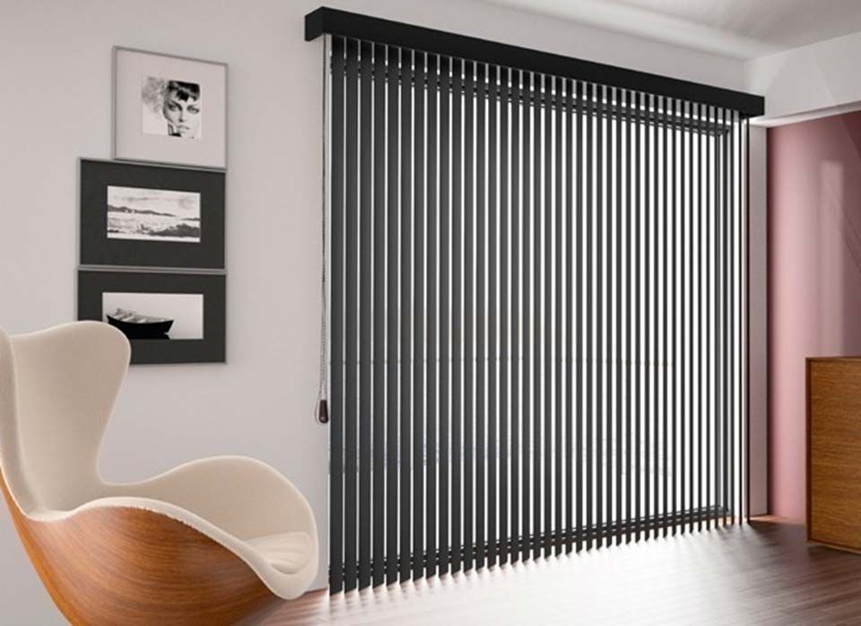 Fenster mit Jalousien