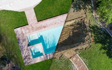 Vista aérea de un patio trasero con una piscina de color turquesa, un patio de ladrillos, césped verde y árboles.
