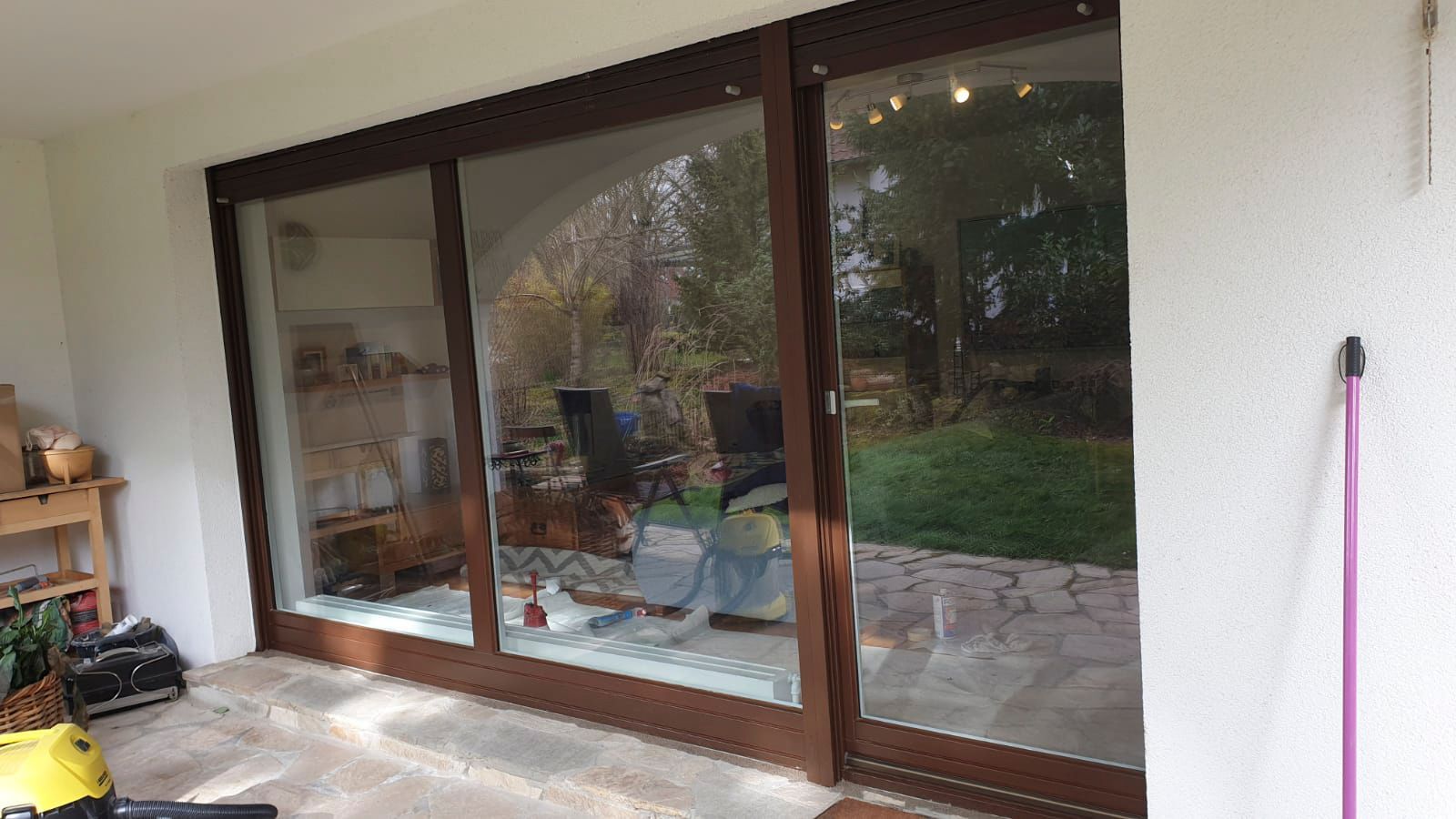 Eine große Glasschiebetür führt auf eine Terrasse.