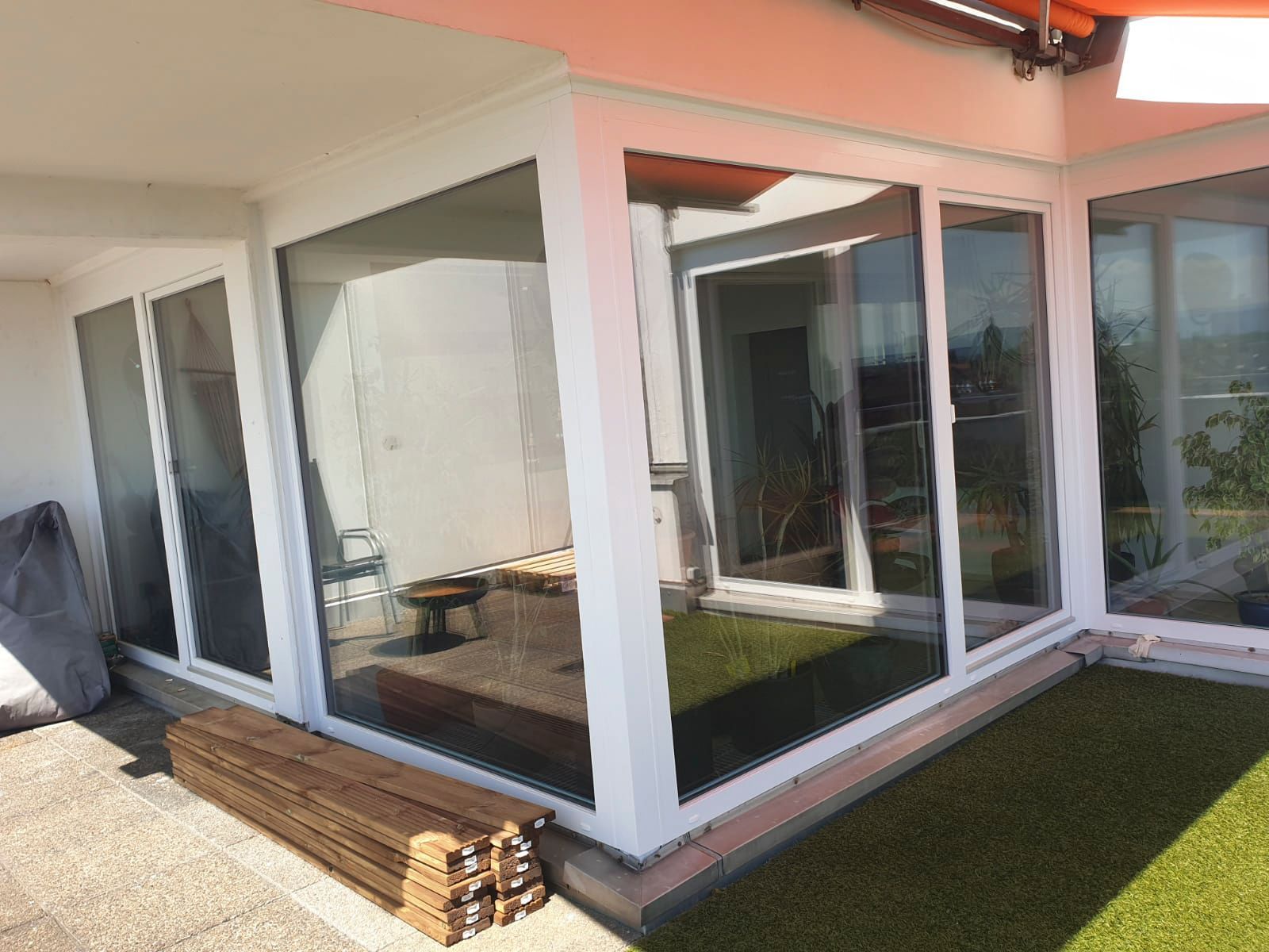 Eine Ecke eines Hauses mit vielen Fenstern.