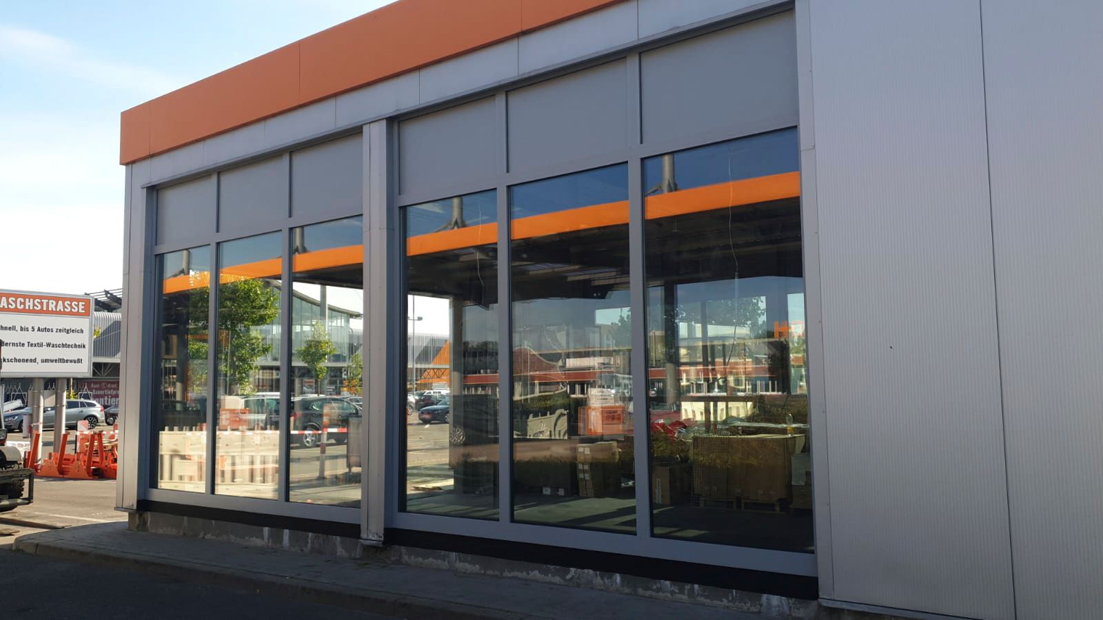 Ein Gebäude mit vielen Fenstern und einem Schild mit der Aufschrift „McDonald's“.