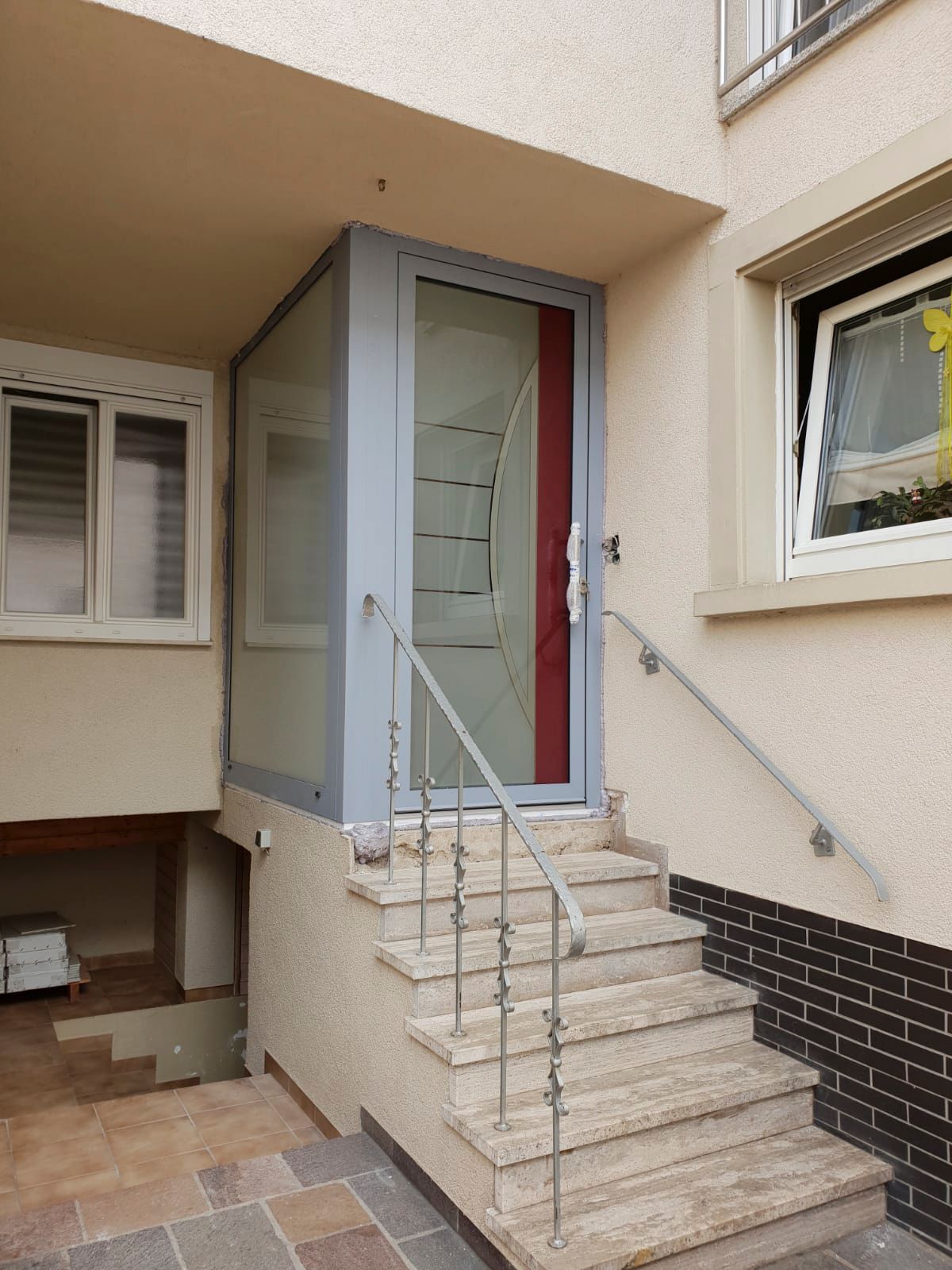 Ein Gebäude mit Treppen, die zur Eingangstür hinaufführen