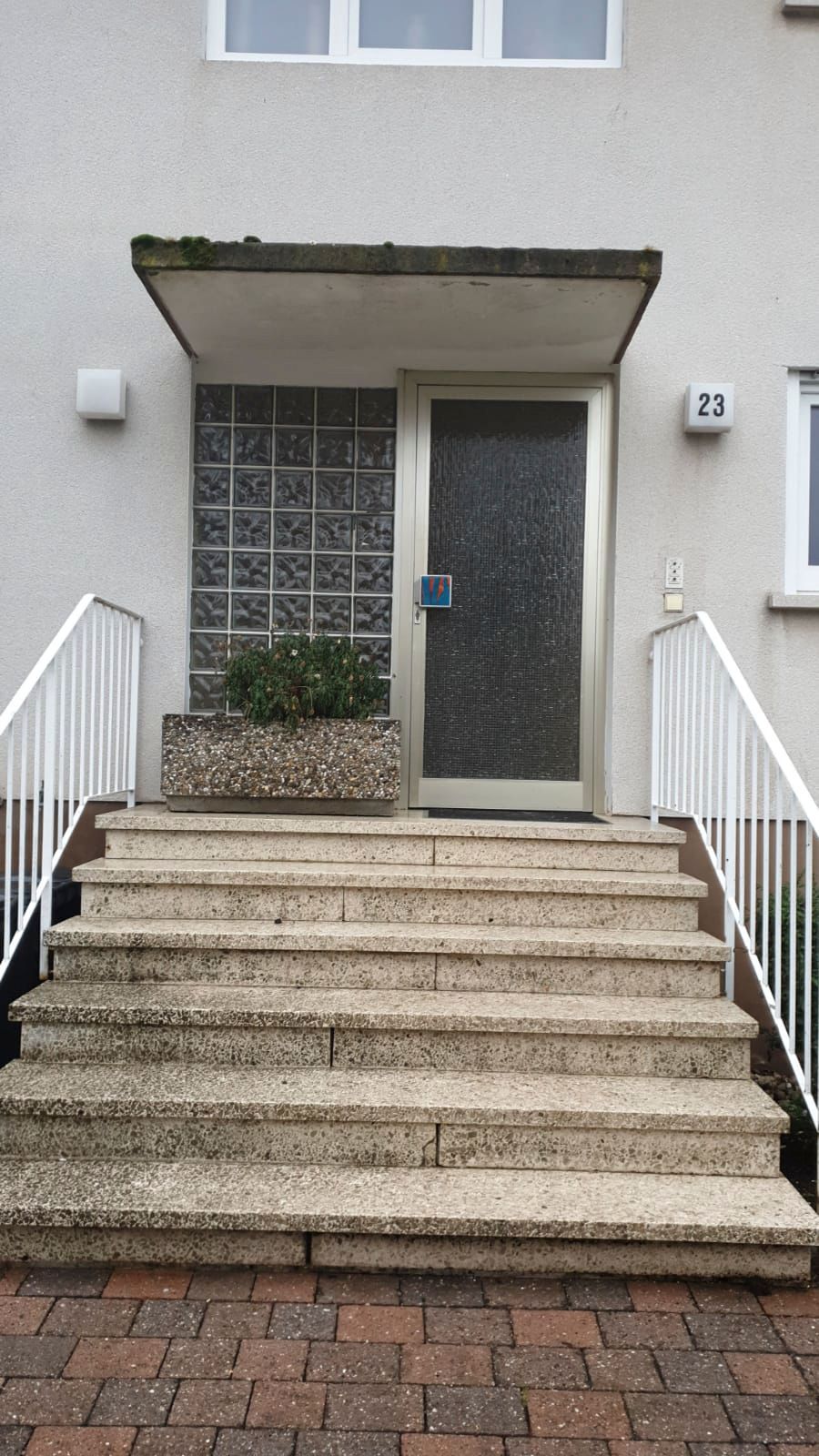 Eine Treppe, die zur Eingangstür eines Gebäudes führt.