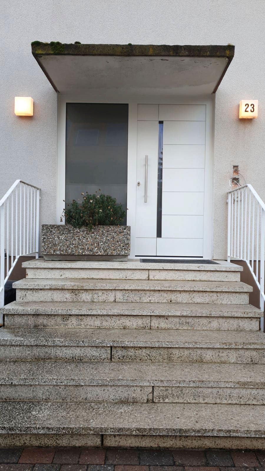 Eine weiße Tür mit der Nummer 23 darauf