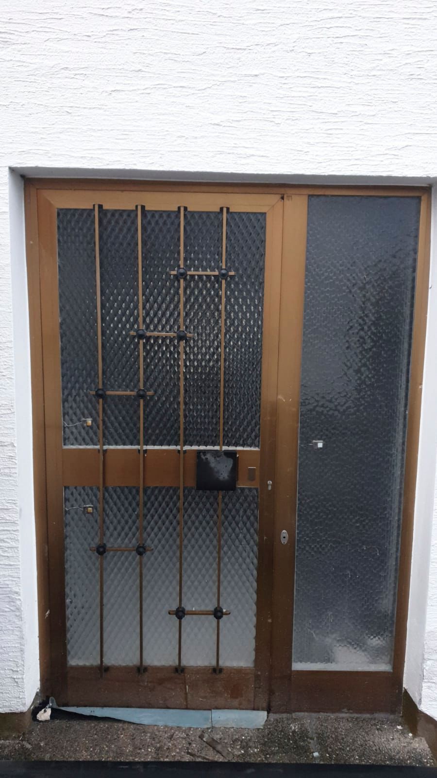 Eine Tür mit einem Briefkasten an der Seite.