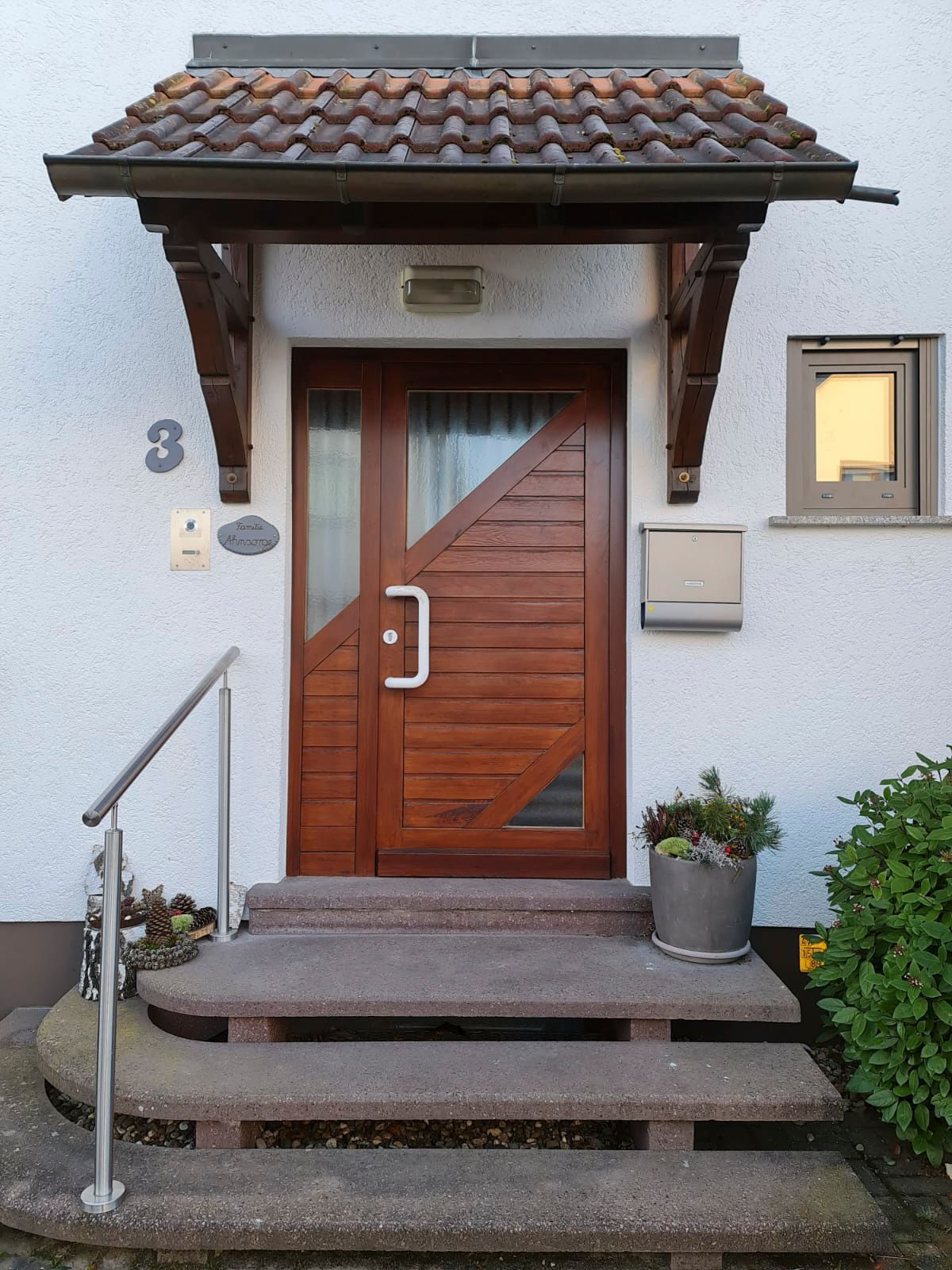 Die Haustür eines Hauses mit der Nummer 3 darauf
