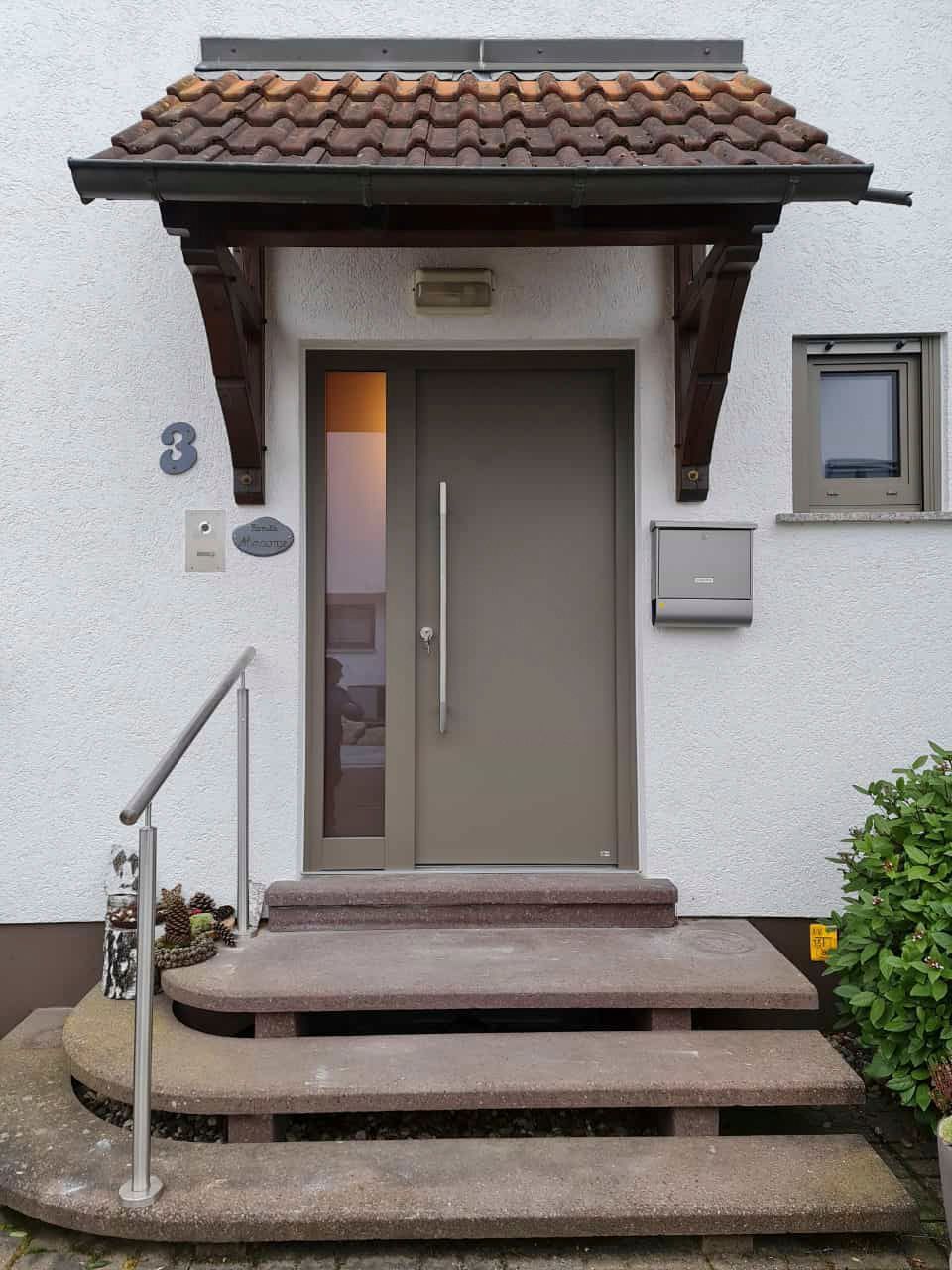 Die Haustür eines Hauses mit der Nummer 8 darauf