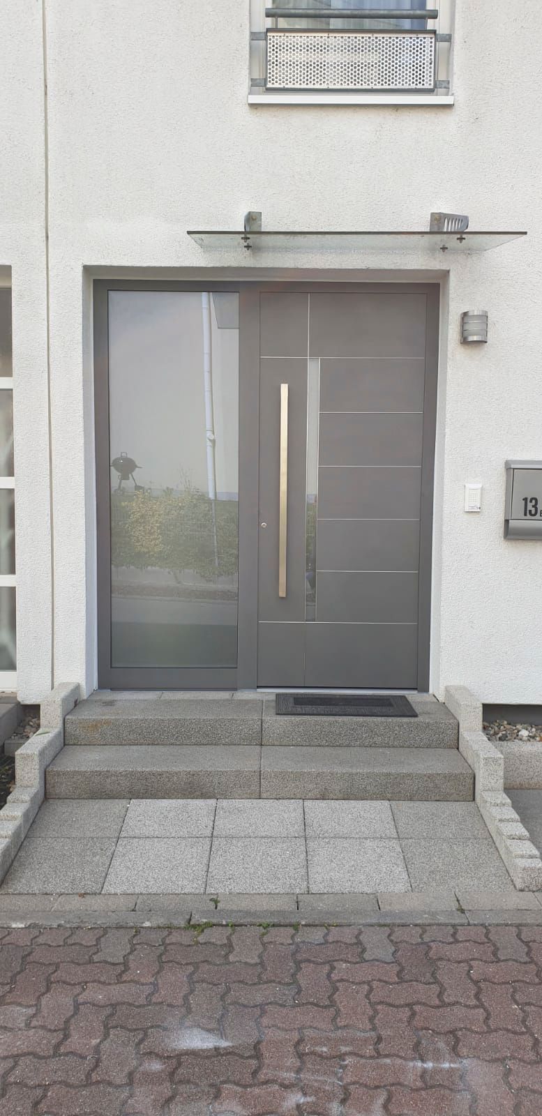 Die Eingangstür eines Hauses, zu der eine Treppe hinaufführt.