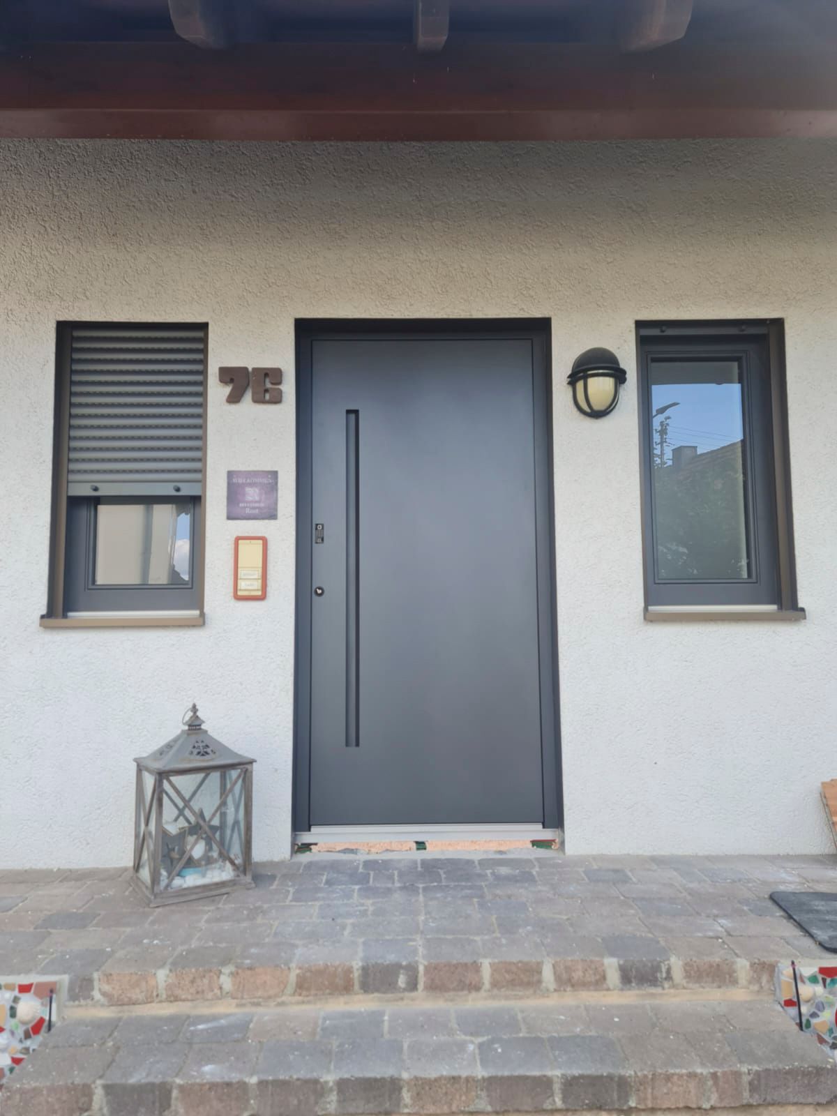 Die Haustür eines Hauses mit der Nummer 76 darauf