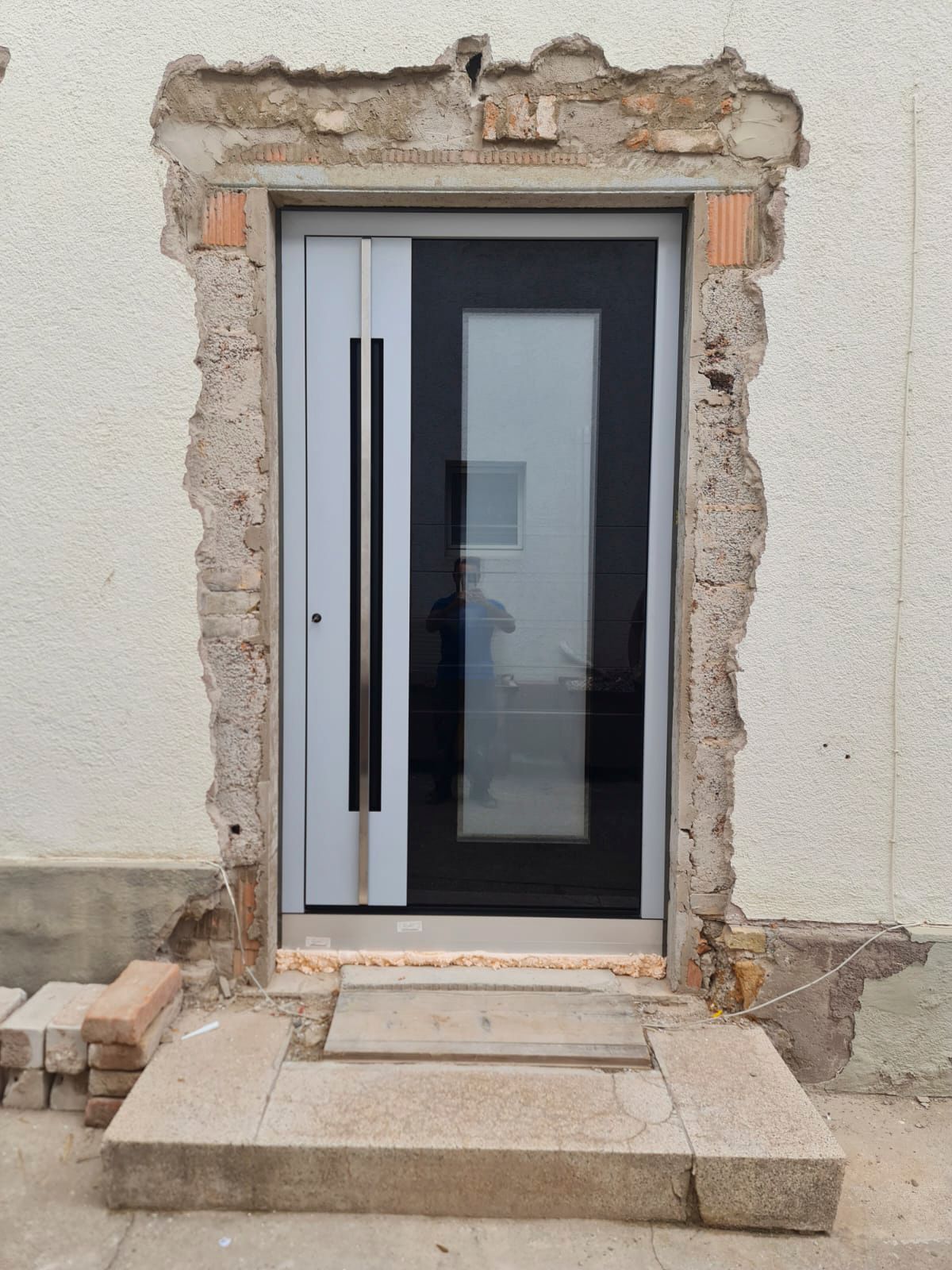 In eine Ziegelwand wird eine Tür eingebaut