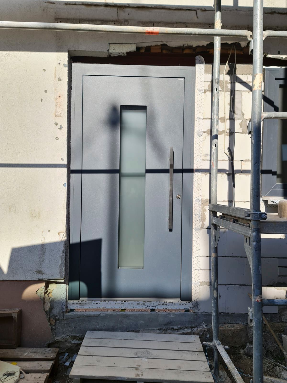 Eine Tür wird mit einem Gerüst darum herum gebaut