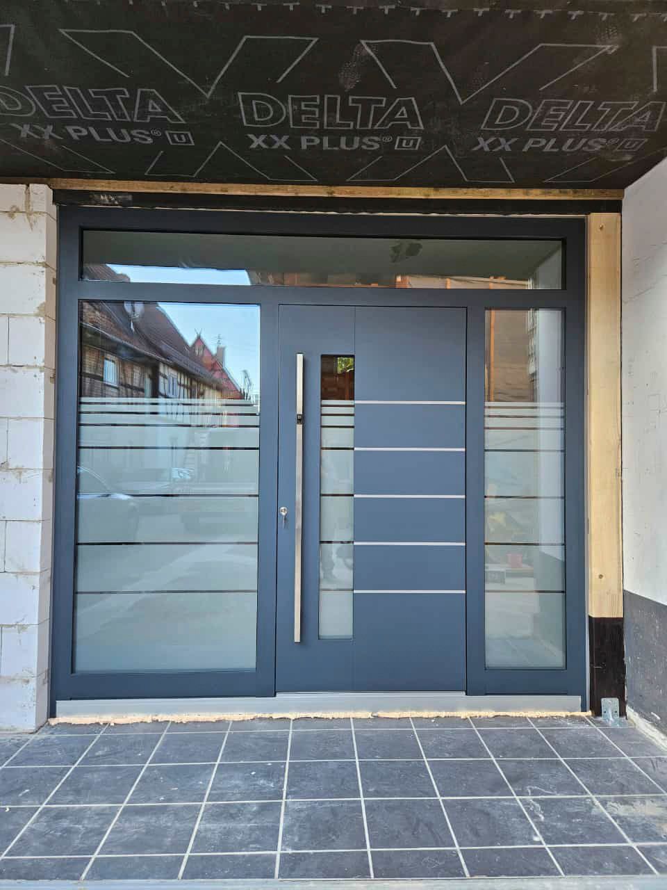 Eine Tür mit einem Delta XK Plus-Aufkleber darauf