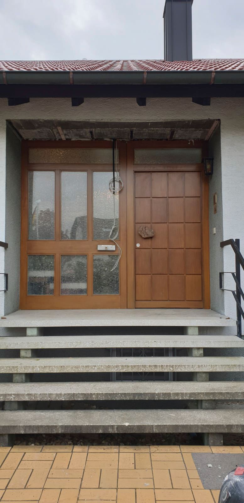 Die Eingangstür eines Hauses, zu der eine Treppe hinaufführt.