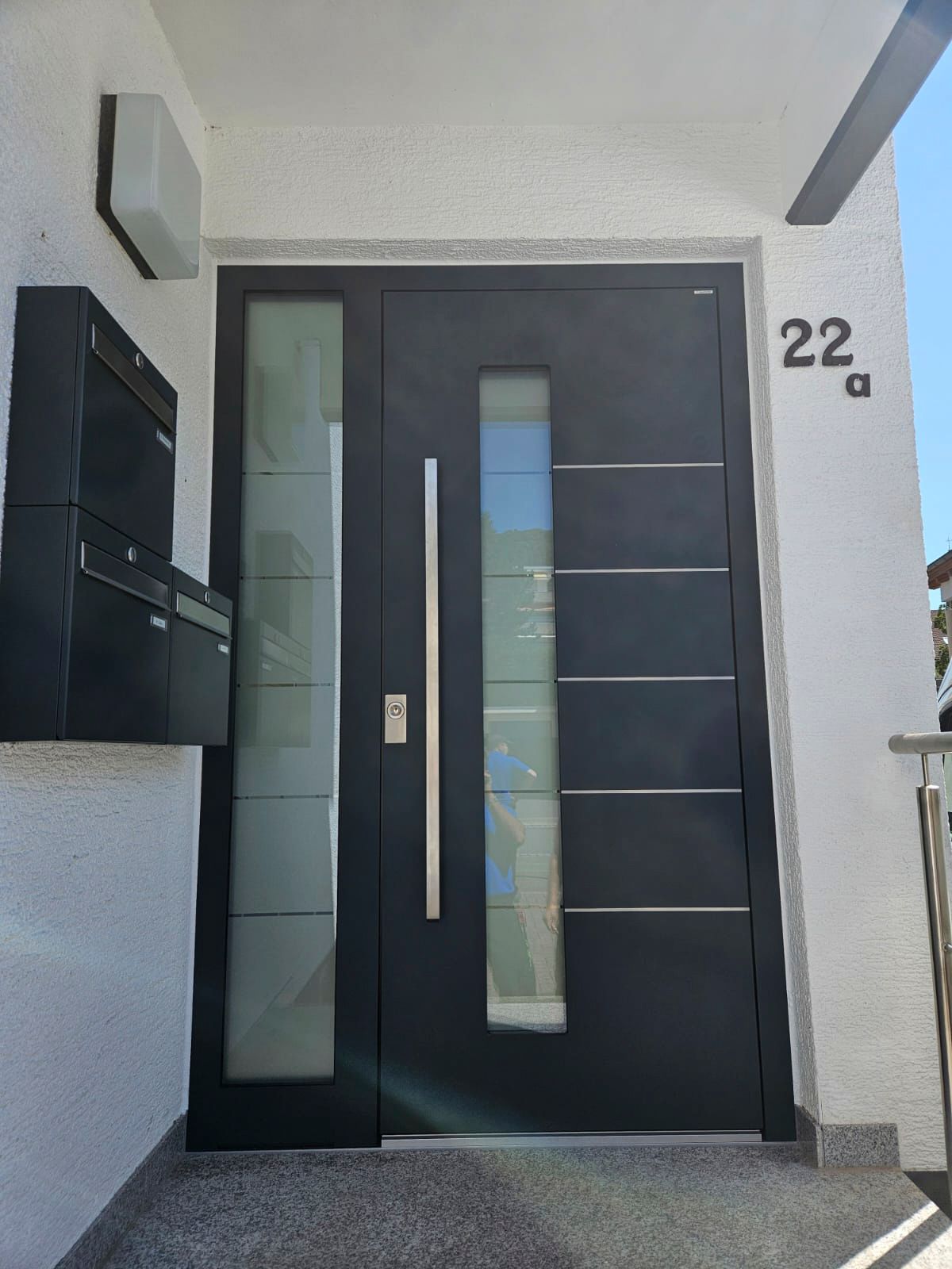 Eine schwarze Tür mit der Nummer 22 darauf