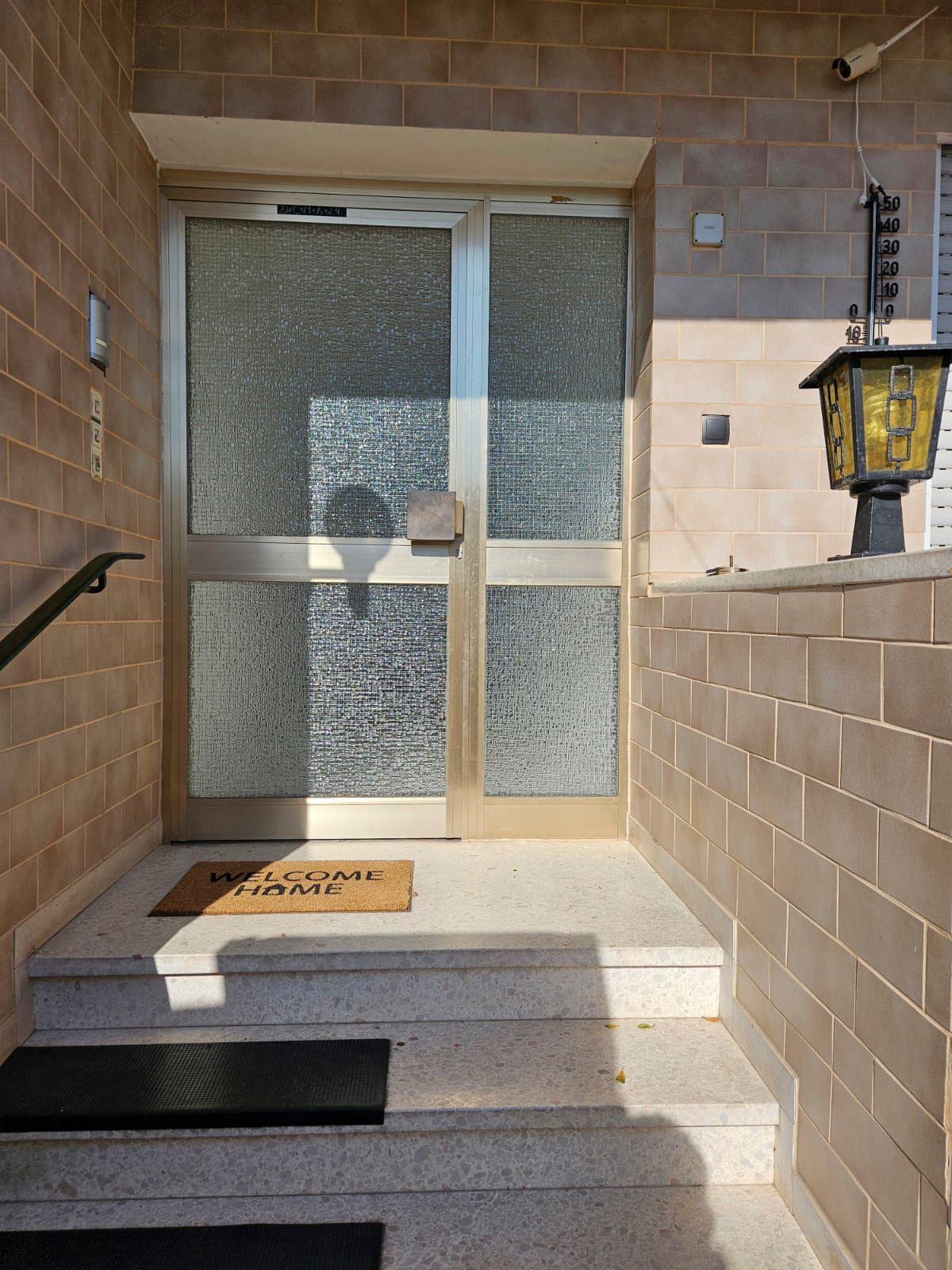 Eine Tür mit Treppen, die hinaufführen, und einer Fußmatte auf dem Boden