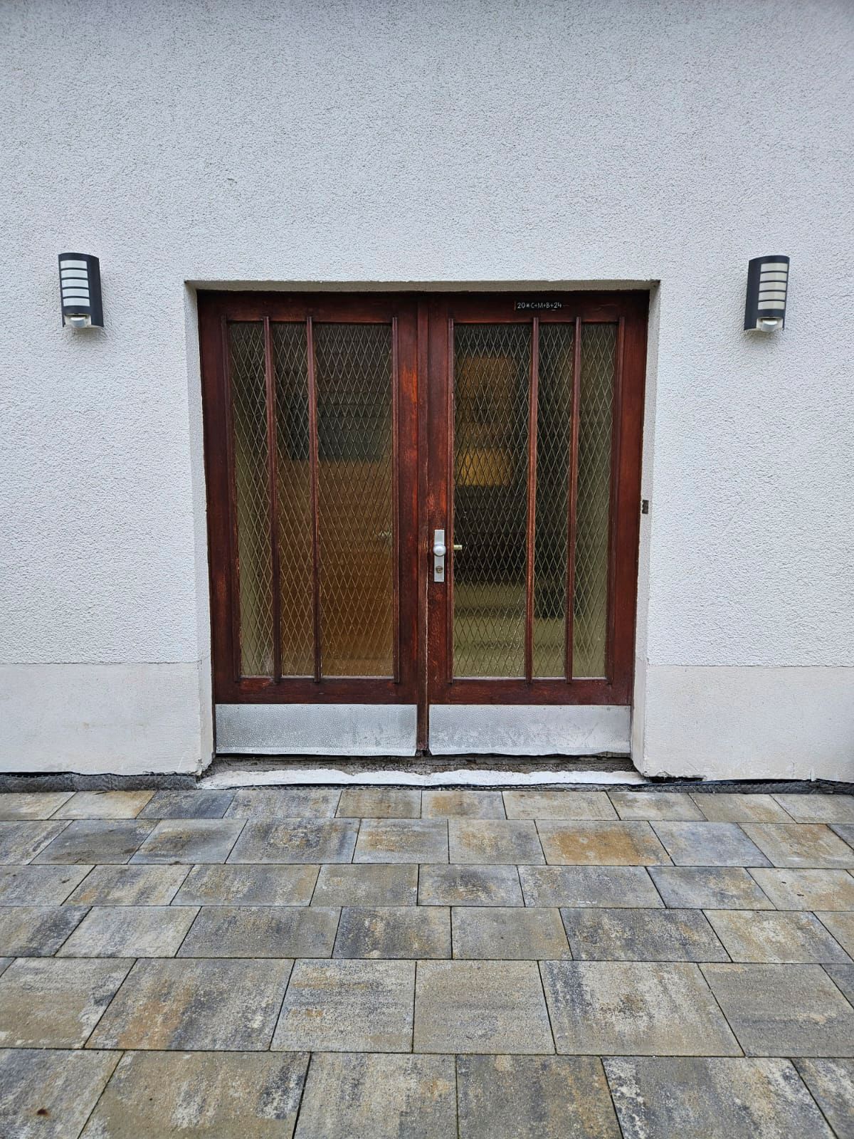 An der Seite eines Gebäudes befindet sich eine Holztür.