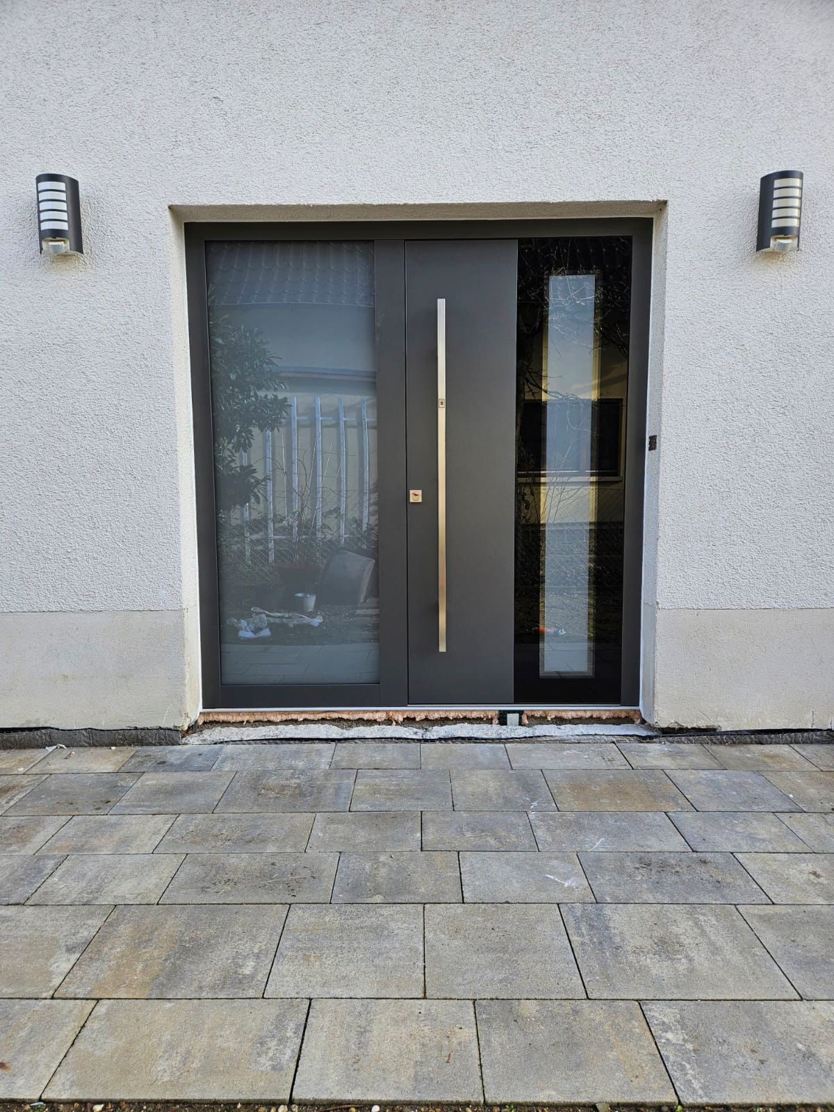 Die Eingangstür eines Hauses hat einen Griff aus Edelstahl