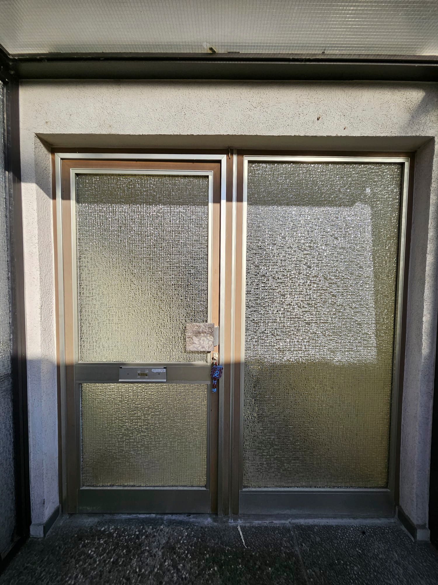 Eine Tür mit Edelstahlrahmen und Klarglas