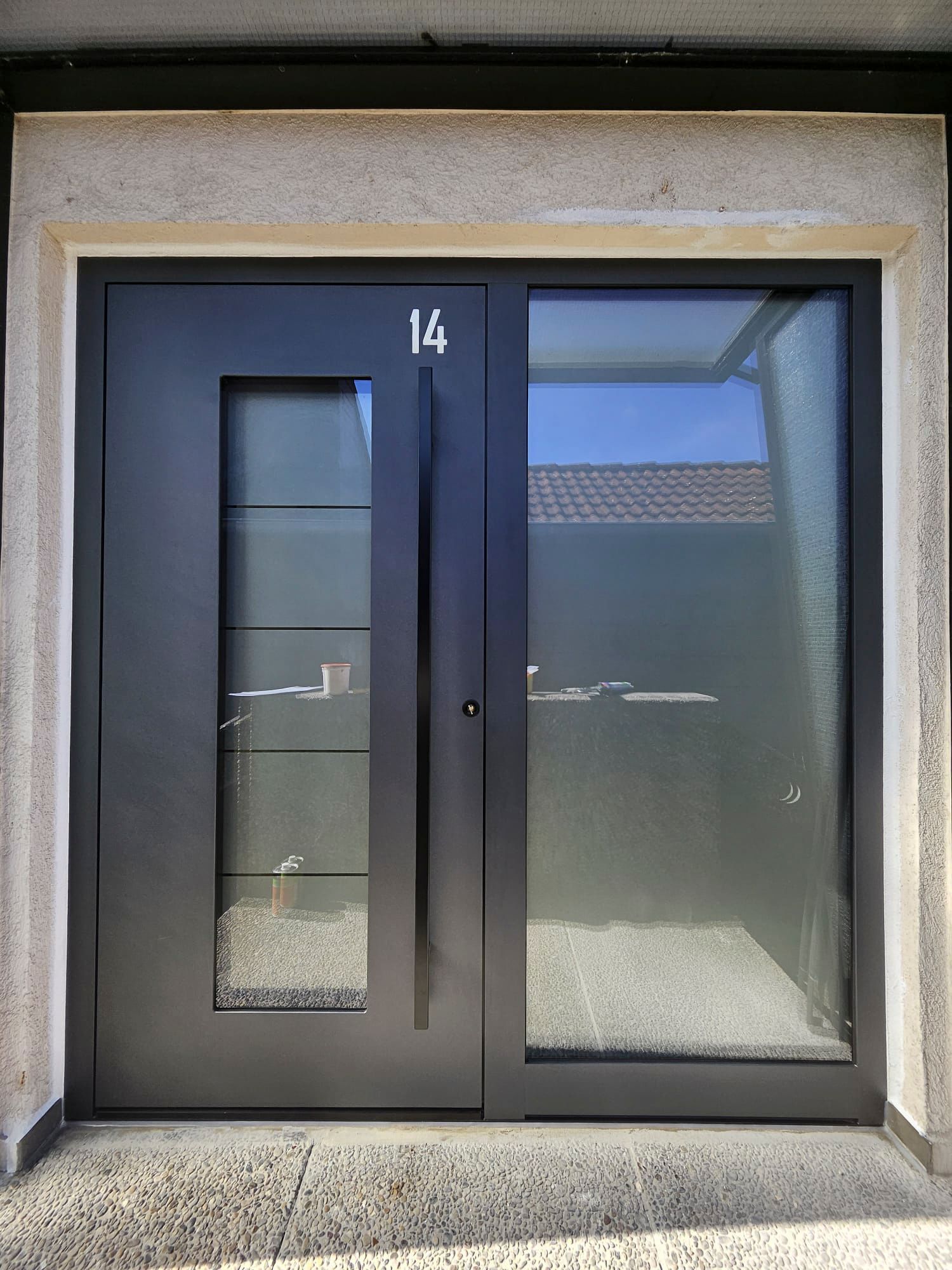Eine schwarze Tür mit der Nummer 14 darauf