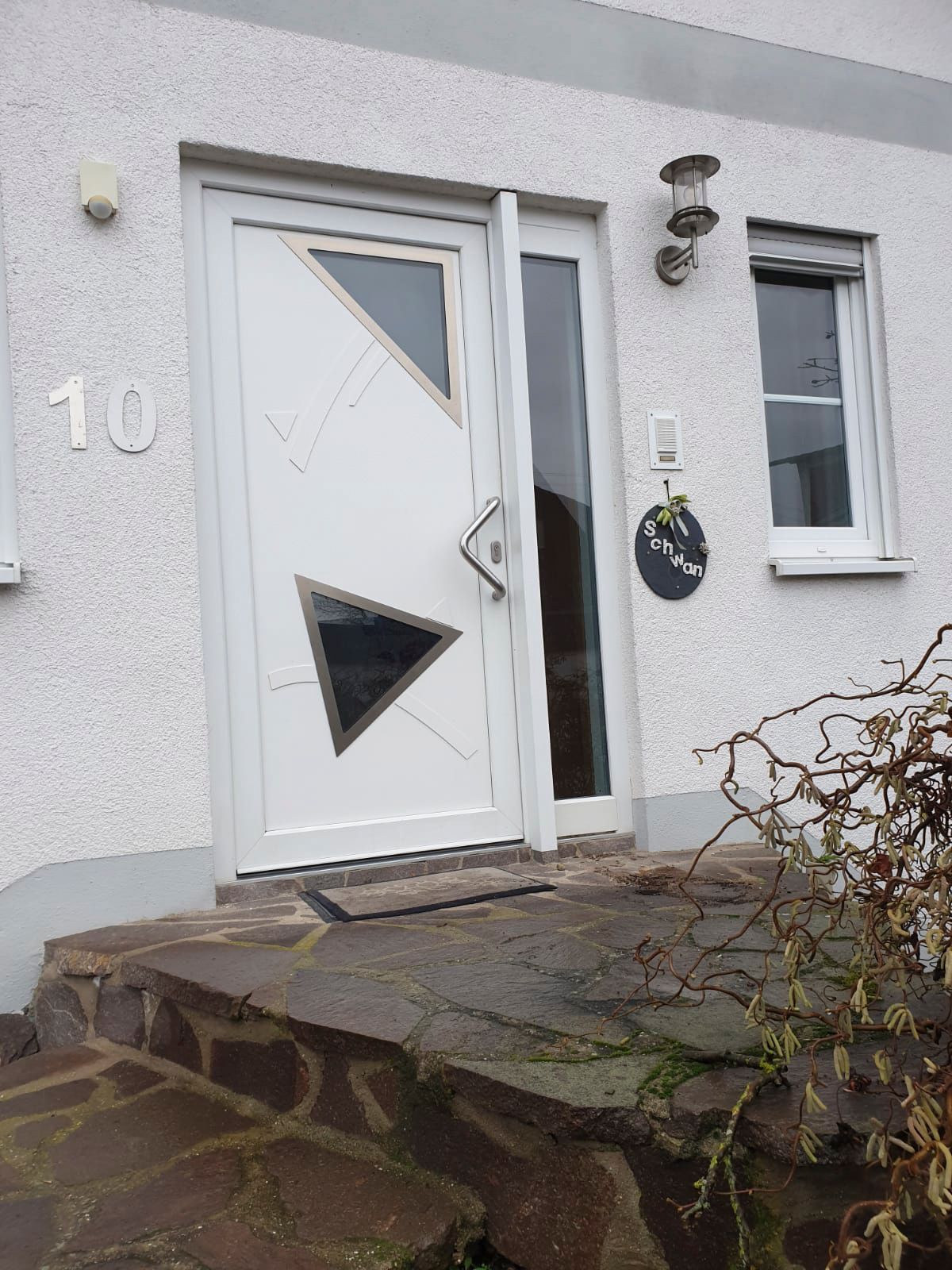 Die Haustür eines Hauses mit der Nummer 10 darauf