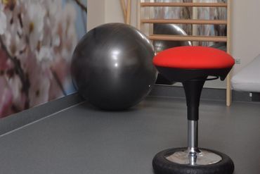 Physiotherapeutische Übung mit Flexiband für das Knie