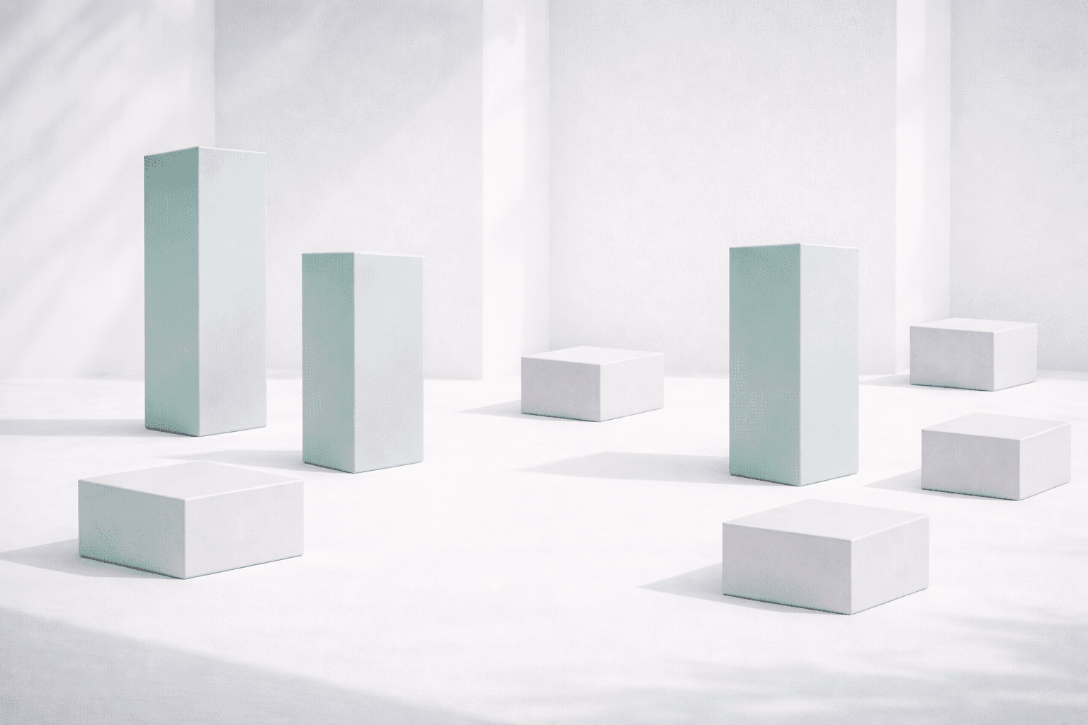 Minimalistinen valkoinen studio, jossa lattialla ja taustalla on vaaleanvihreitä ja valkoisia geometrisia lohkoja