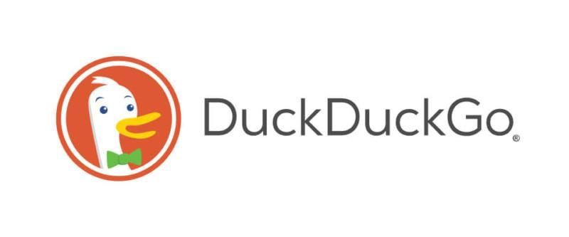 DuckDuckGo-logo, jossa valkoinen ankanpää oranssissa ympyrässä ja harmaa teksti valkoisella taustalla