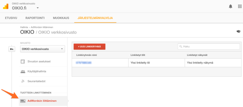 Autoliikkeen hallintapaneeli, jossa on vasen valikko, ylänavigointi, taulukko, jossa on tietueet ja punainen toimintopainike