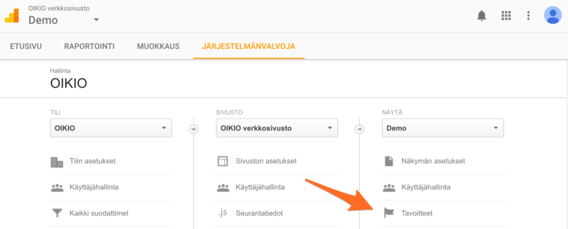 Verkkosovelluksen kojelauta, jossa näkyy asetusvalikko ja oranssi nuoli, joka osoittaa oikeaan paneeliin