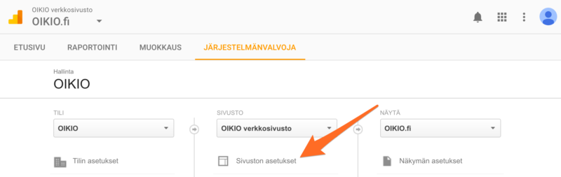 Kuvakaappaus OXIO-hallintapaneelista, jossa oranssi nuoli osoittaa työtilan asetusalueen valikkovaihtoehtoon