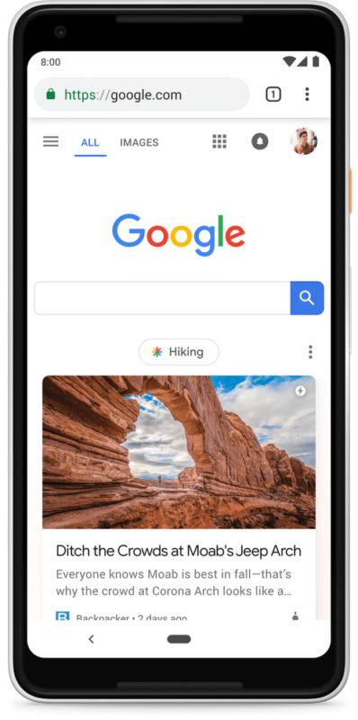 Googlen etusivu älypuhelimella, jossa näkyy hakutuloskortti, jossa on kuva aavikon kalliokaaresta