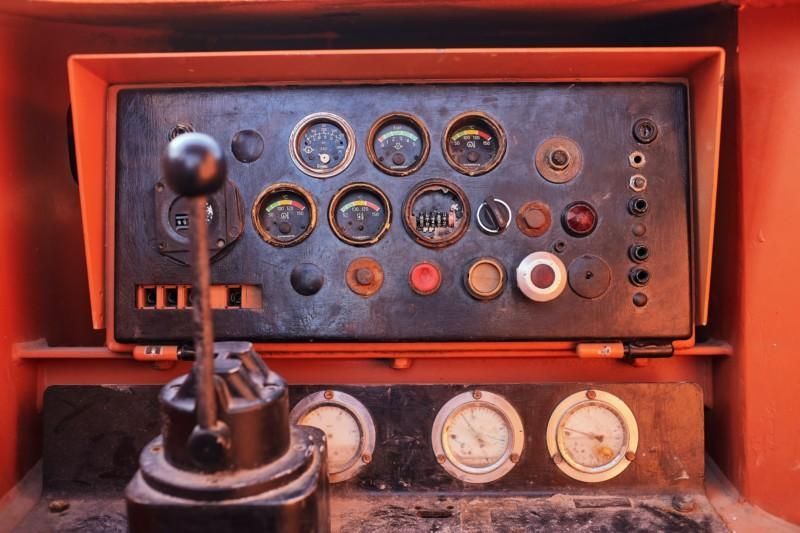 Vintage-radion ohjauspaneeli, jossa on valitsimia, painikkeita ja vipu punaisessa laatikossa