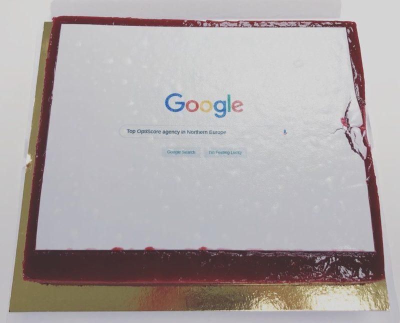 Google-haun etusivu näytöllä, valkoinen sivu ja tummanpunainen reunus näkyvissä reunoilla