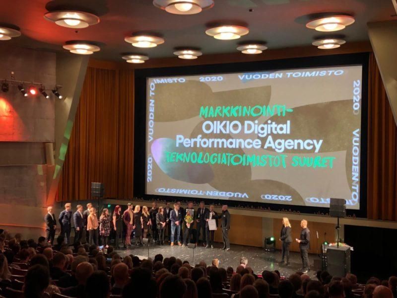 Konferenssilavalla, jolla on suurella näytöllä teksti 