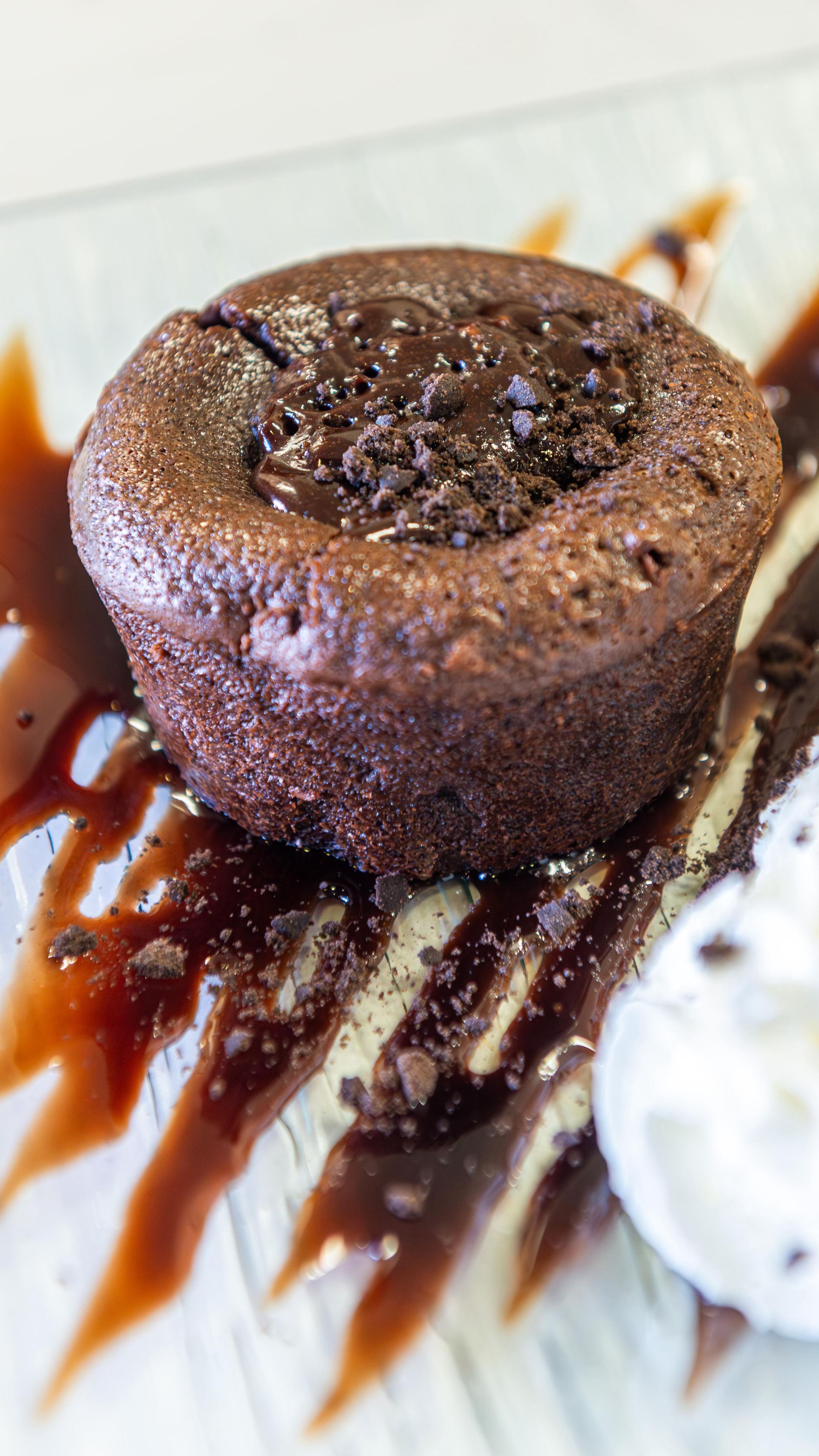 Un restaurante con un cartel azul que dice Nina.