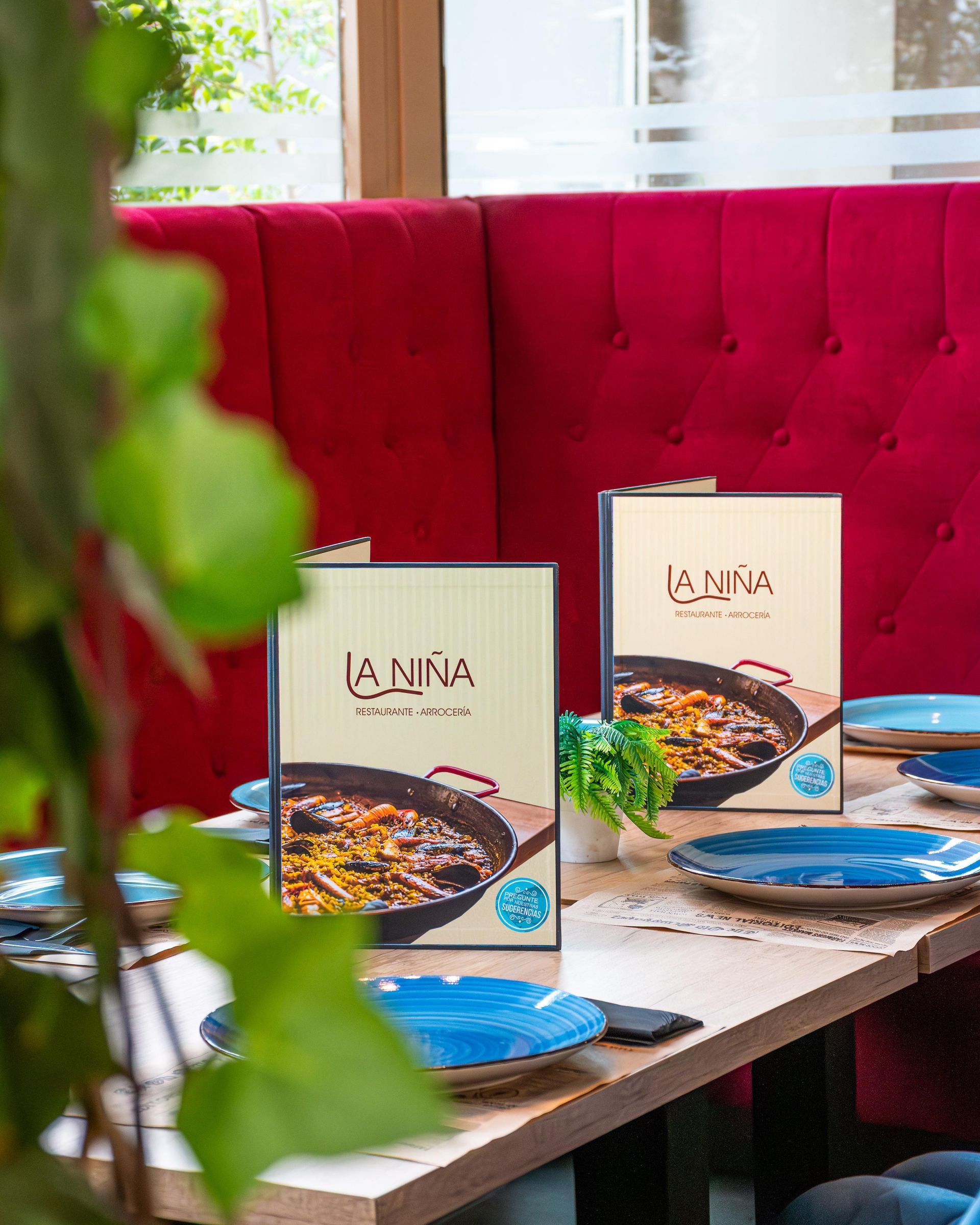 Un restaurante con un cartel azul que dice Nina.