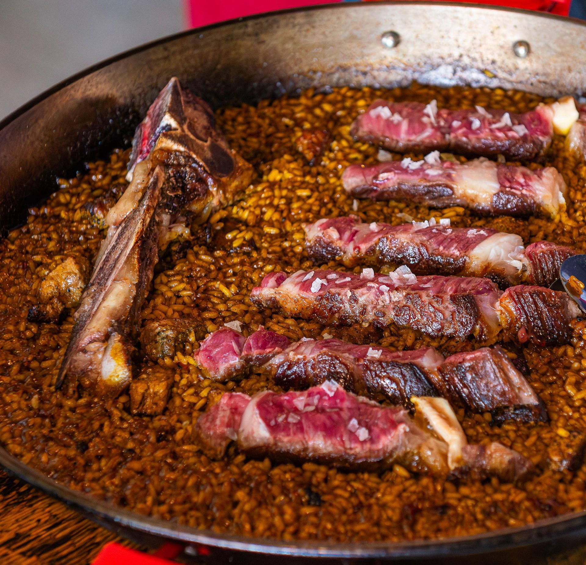 Una olla con comida de la que sale vapor está sobre una mesa.