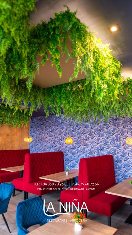 Un restaurante con un cartel azul que dice Nina.