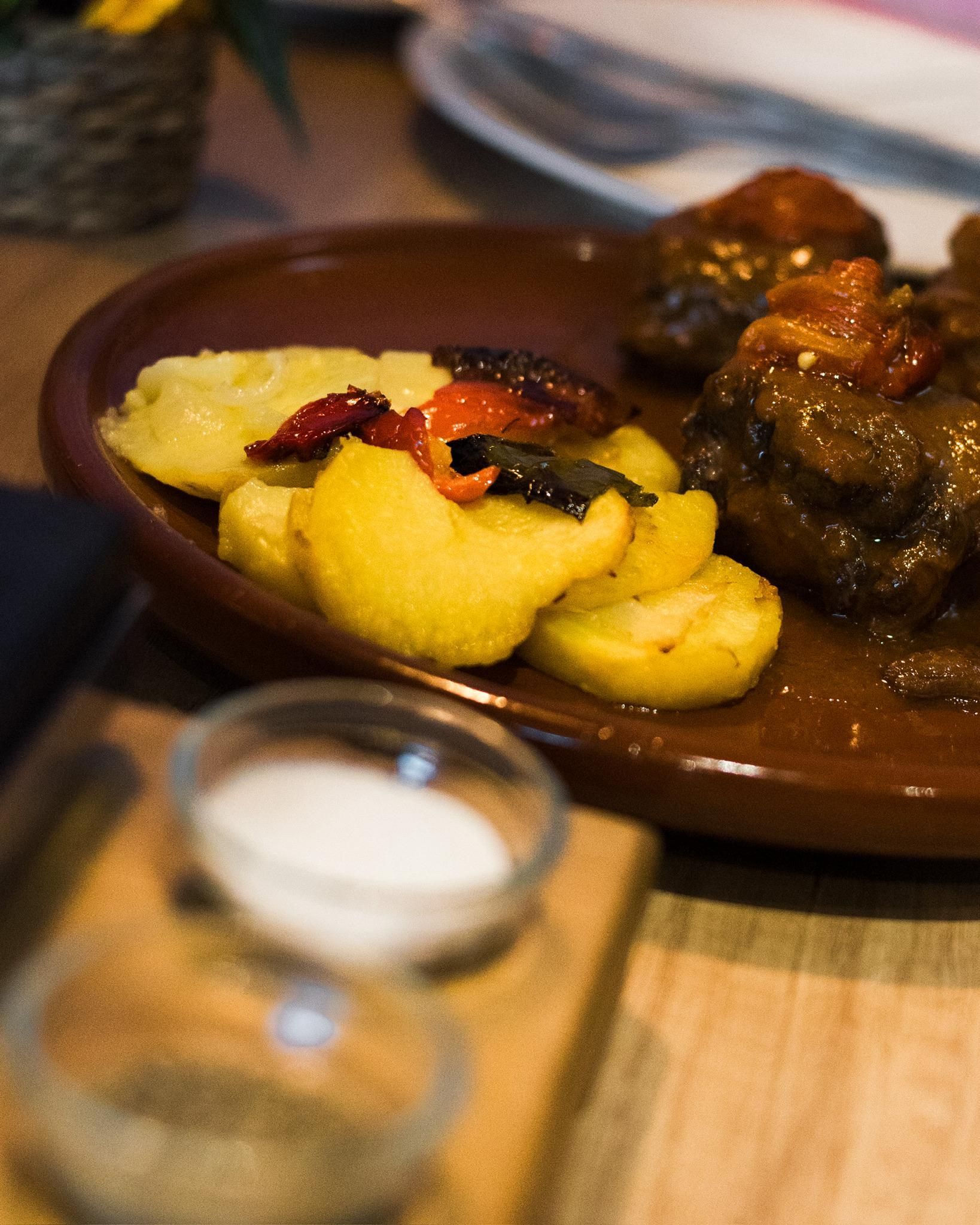 Un primer plano de un plato de comida sobre una mesa.